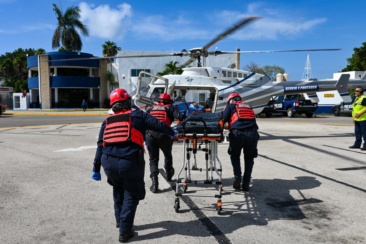 Helicóptero Albatros realiza traslado aeromédico de policía lesionado.