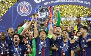 Los futbolistas del Paris Saint-Germain celebraron de forma eufórica sobre la cancha tras coronarse campeón de la UEFA Champions League en Budapest.