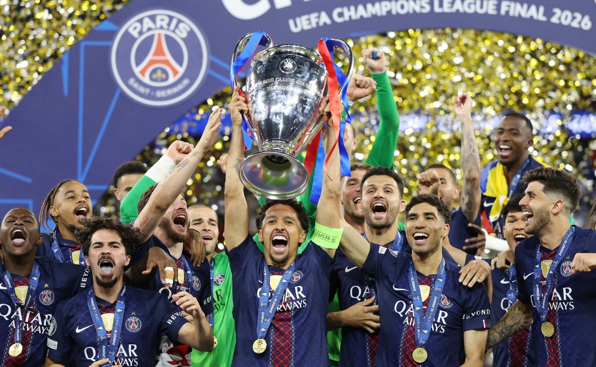 Los futbolistas del Paris Saint-Germain celebraron de forma eufórica sobre la cancha tras coronarse campeón de la UEFA Champions League en Budapest.
