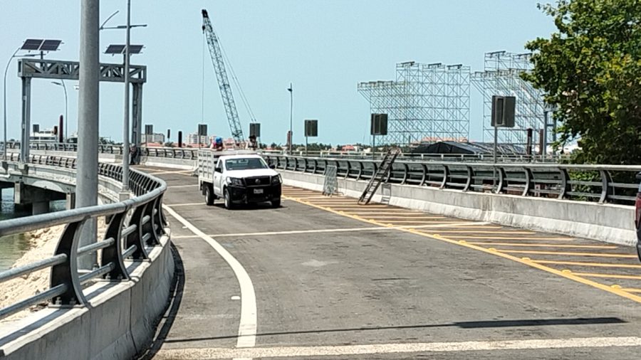 Autoridades supervisan el Puente Nichupté previo a su apertura vehicular en Cancún.