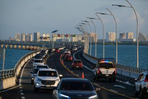 Vista panorámica del Puente Vehicular Nichupté durante su primer día de operaciones oficiales en Cancún.