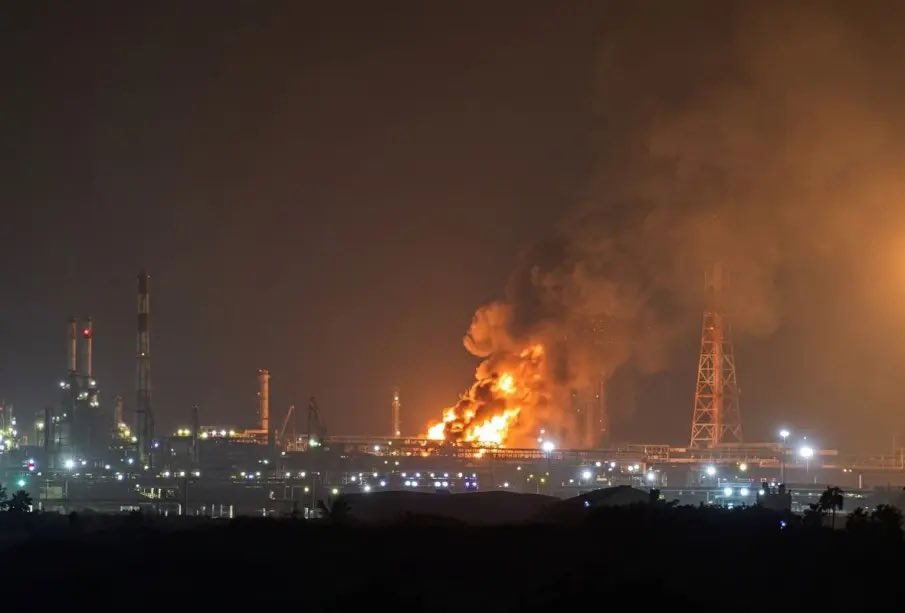 Equipos de emergencia controlaron el incendio en la torre de enfriamiento en menos de media hora.