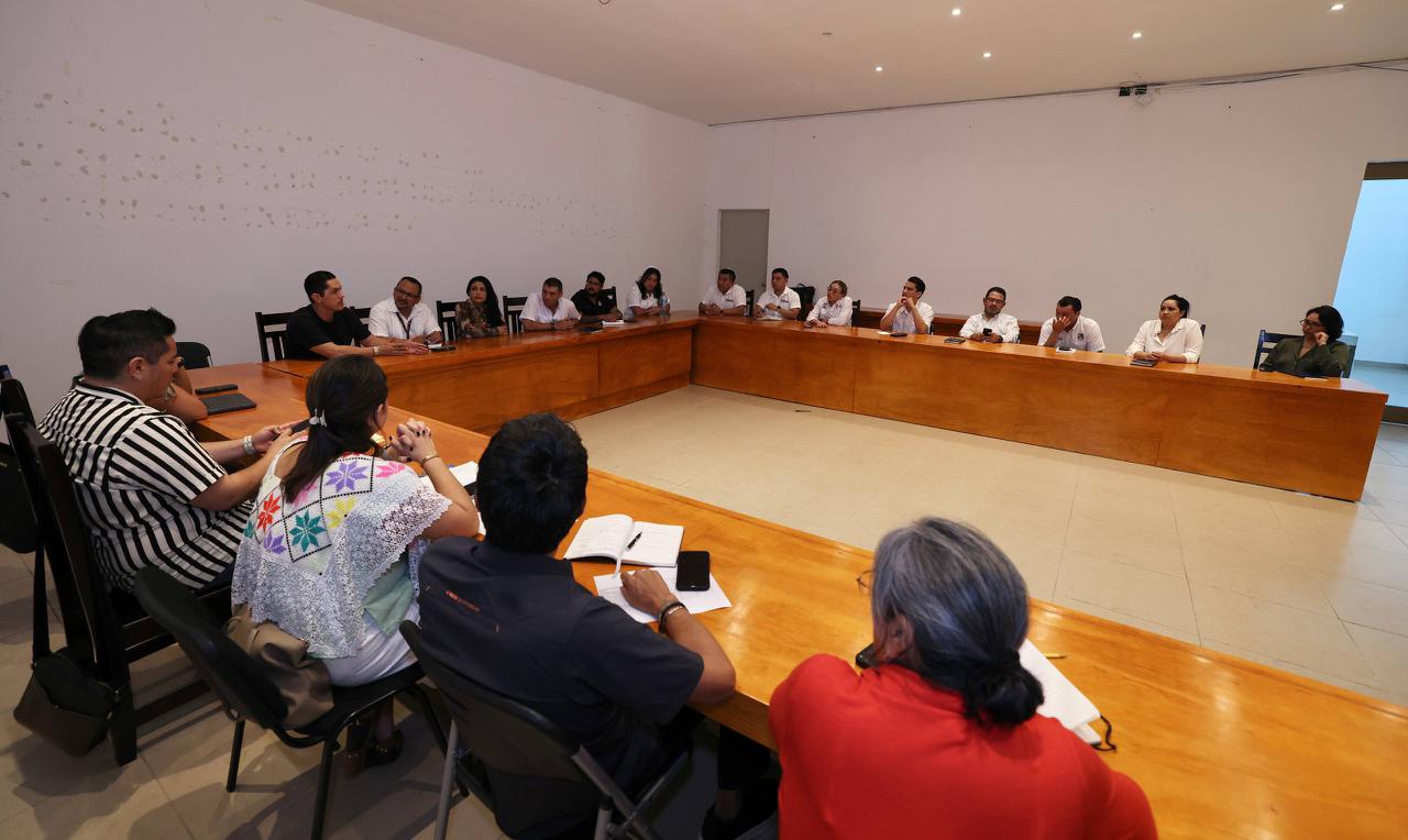 Autoridades federales, estatales y municipales sesionan en la Sala de Cabildo para analizar la regularización de la Ruta de los Cenotes.