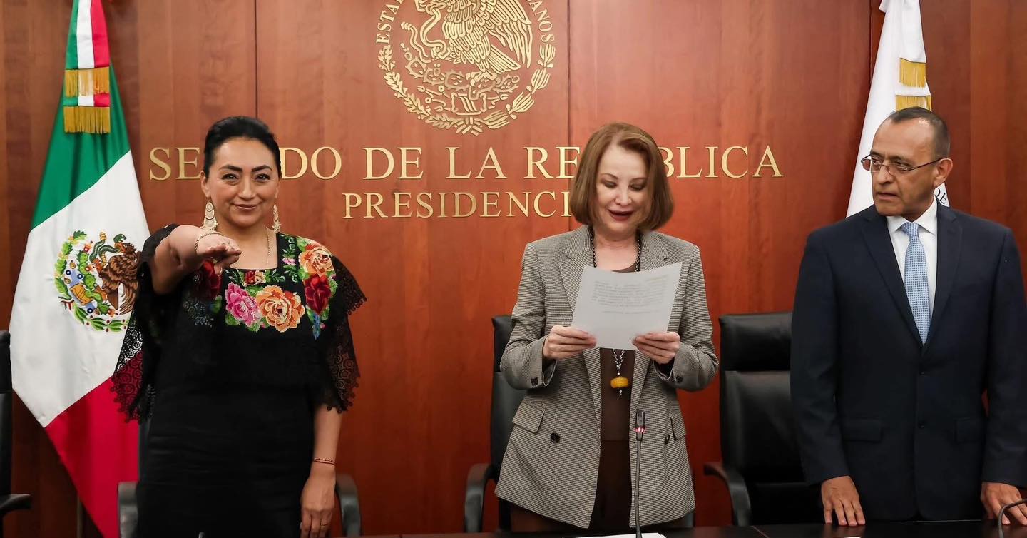 Momento exacto en que la legisladora Maribell Cruz rindiera protesta ante la Mesa Directiva de la Cámara de Senadores.