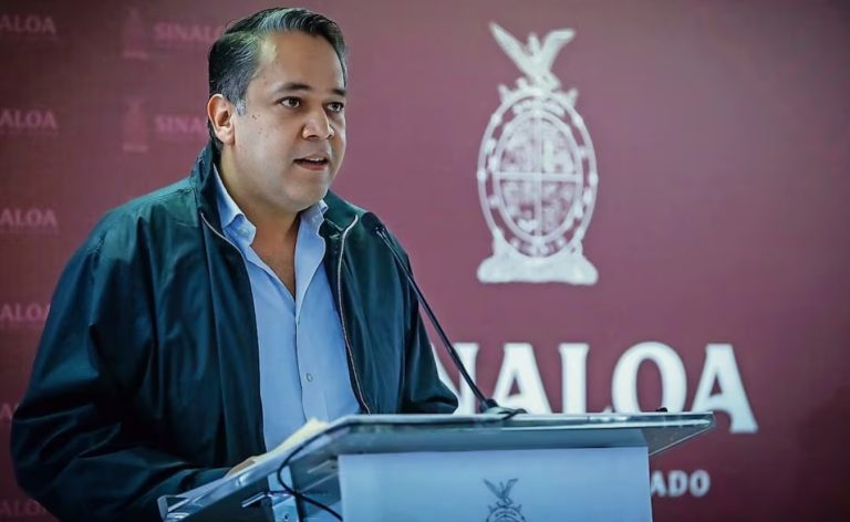 El exsecretario de Finanzas de Sinaloa, Enrique Díaz Vega, se entregó a las autoridades en Irlanda para ser trasladado a Estados Unidos.