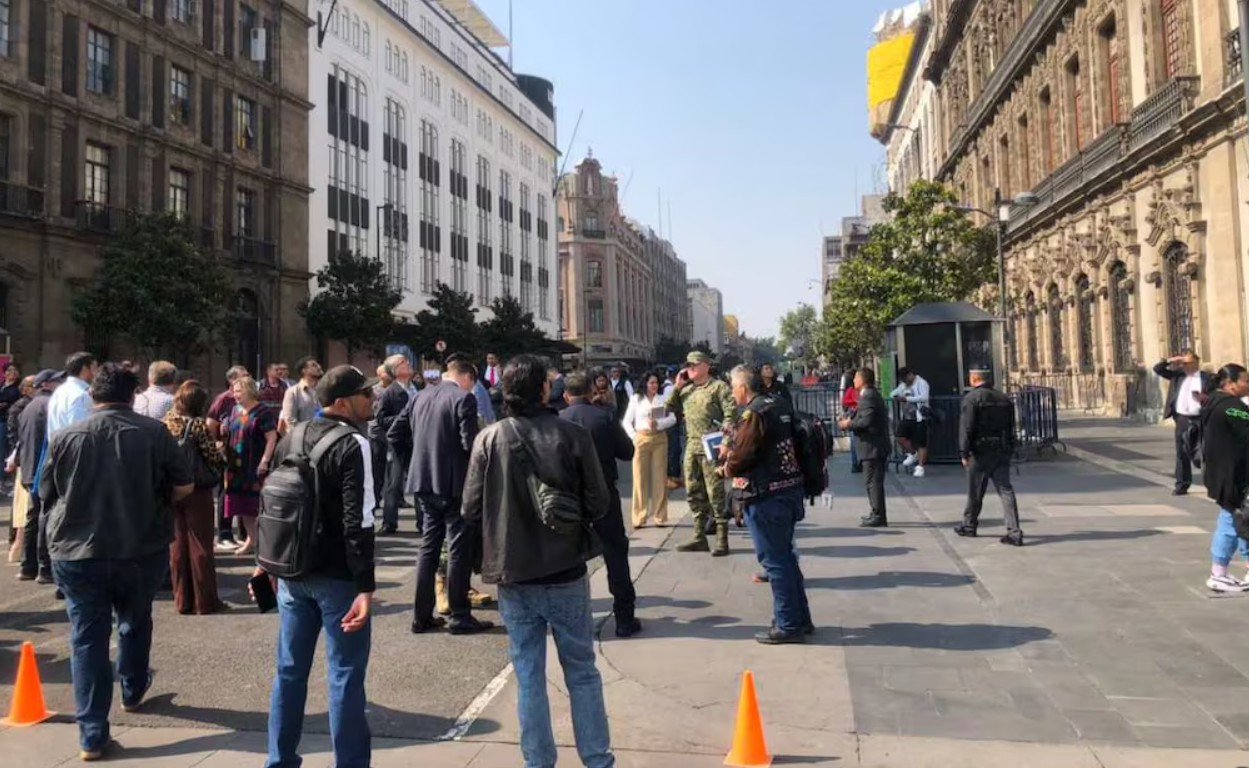 Ciudadanos se concentran en puntos de seguridad fuera de la estación Taxqueña tras sonar la alerta.