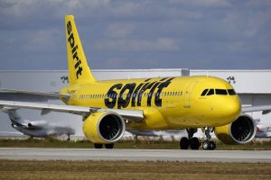 Personal de Sedetur supervisa los mostradores vacíos de la aerolínea en la terminal internacional.