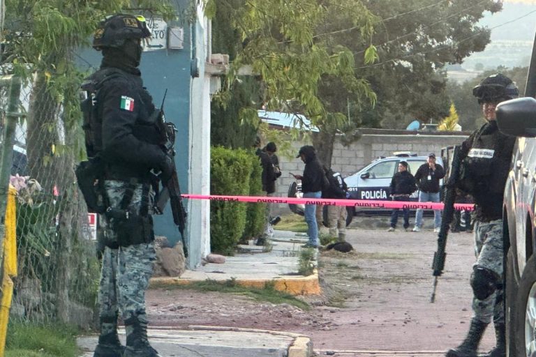 Fuerzas federales y estatales resguardaron el perímetro de la vivienda donde ocurrió el multihomicidio en Atlangatepec.