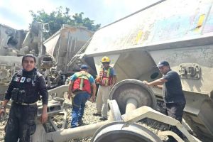 Vagones de carga volcados sobre las vías tras el accidente ocurrido este domingo en la zona urbana de Veracruz.