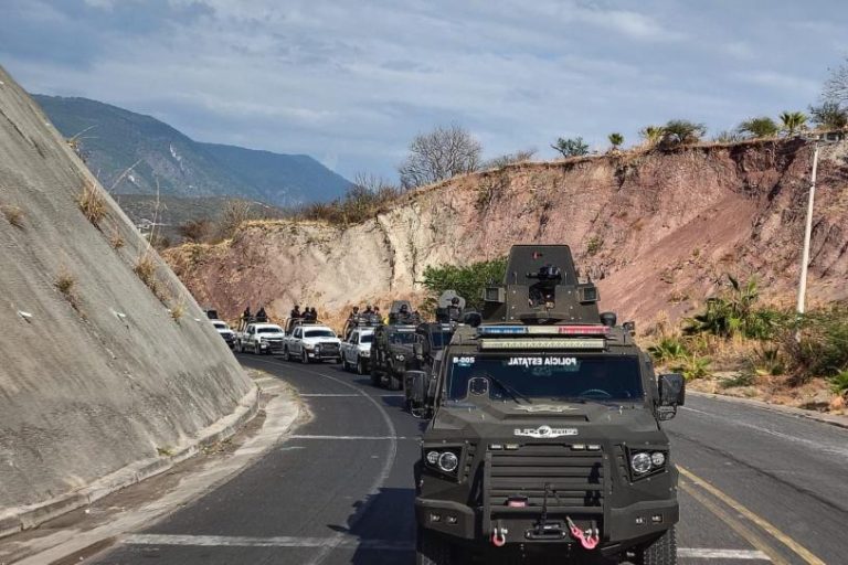 Las autoridades federales priorizan el retiro de bloqueos para permitir el paso de ambulancias hacia las zonas en conflicto.
