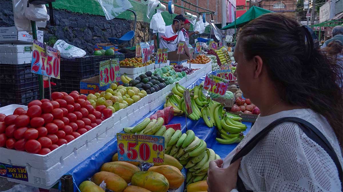 El encarecimiento de la canasta básica obliga a los consumidores de la región a reducir el volumen de sus compras semanales.