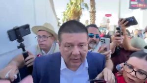 César Jáuregui FGR: El exfiscal general de Chihuahua compareció ante las autoridades ministeriales federales en las instalaciones de Ciudad Juárez.