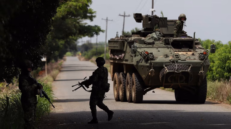 Las Fuerzas Militares de Colombia despliegan vehículos blindados y tropas en los accesos principales del departamento de Guaviare.
