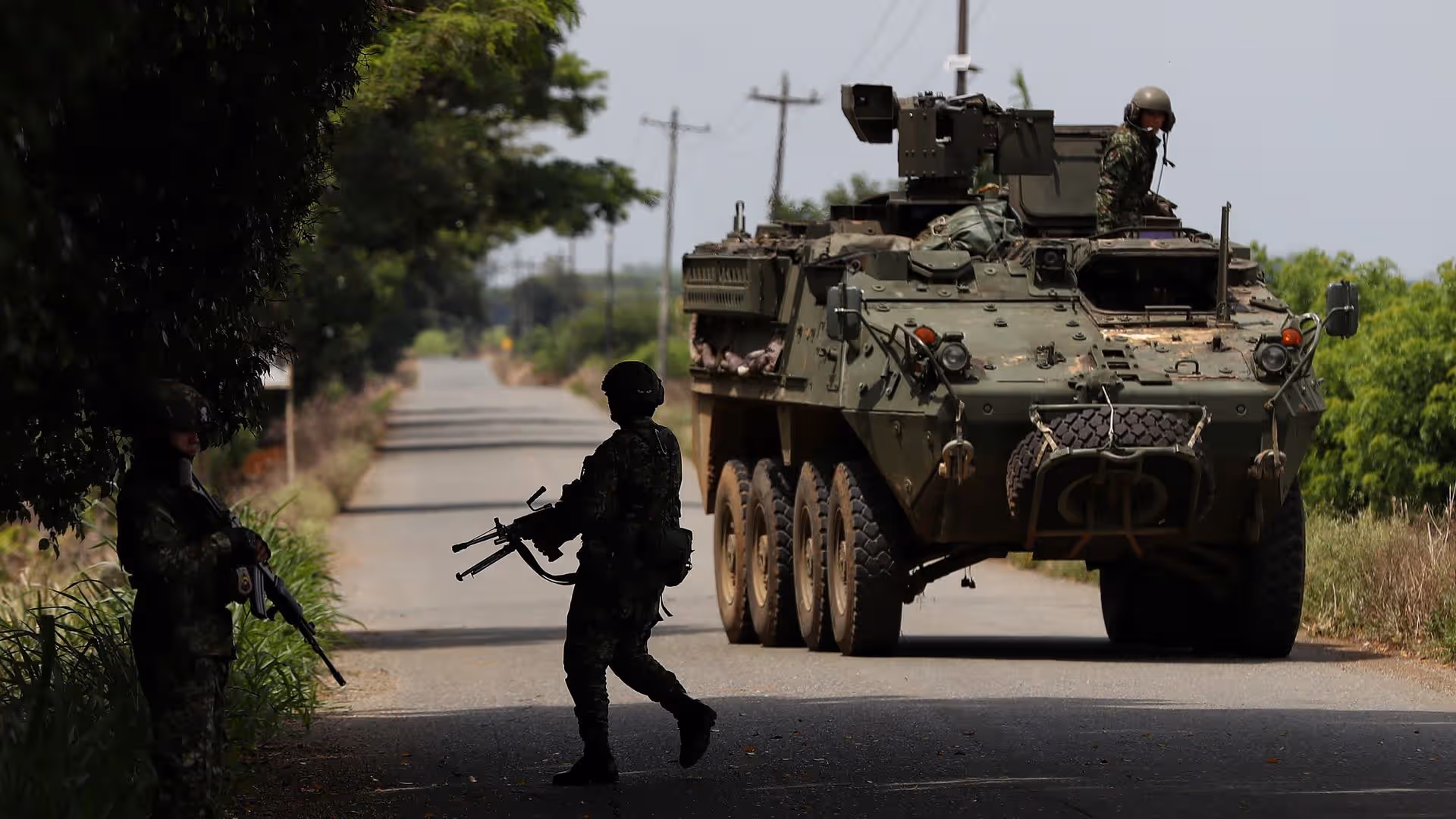Las Fuerzas Militares de Colombia despliegan vehículos blindados y tropas en los accesos principales del departamento de Guaviare.