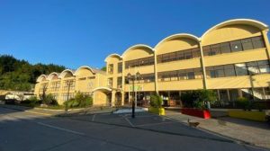 Enfrentamiento masivo en liceo de Chile deja docentes heridos
