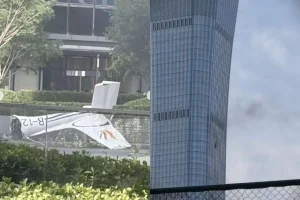 Avioneta se estrella contra el rascacielos China Zun