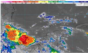 Habitantes y turistas caminan bajo un cielo nublado en Cancún debido al clima en Quintana Roo provocado por la onda tropical 11.