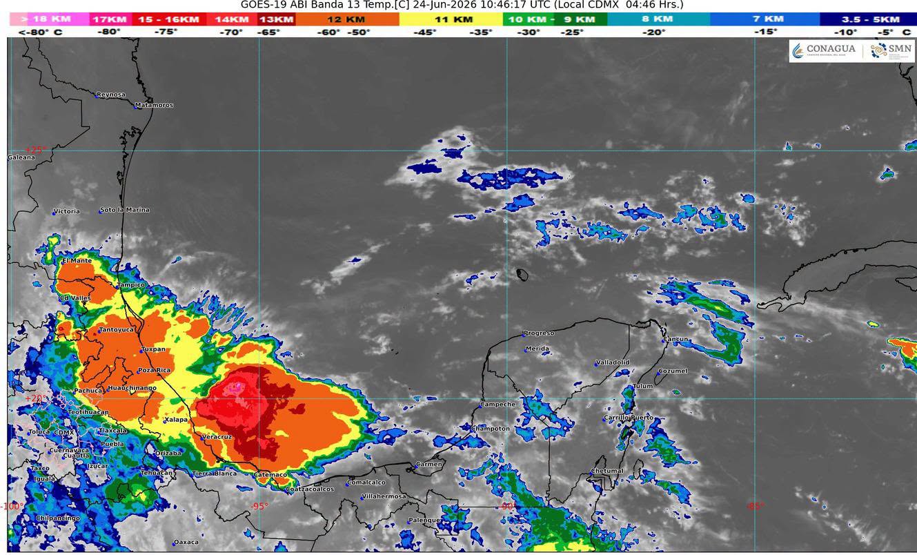 Habitantes y turistas caminan bajo un cielo nublado en Cancún debido al clima en Quintana Roo provocado por la onda tropical 11.