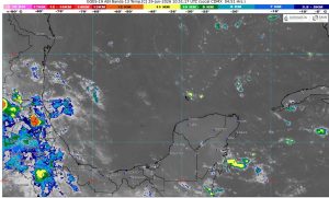 Habitantes de Benito Juárez caminan bajo un cielo parcialmente nublado ante las altas temperaturas registradas en la región.