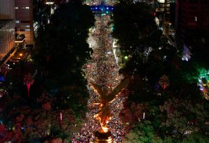 Una multitud vestida con camisetas verdes satura los alrededores del Ángel de la Independencia durante la celebración nocturna.