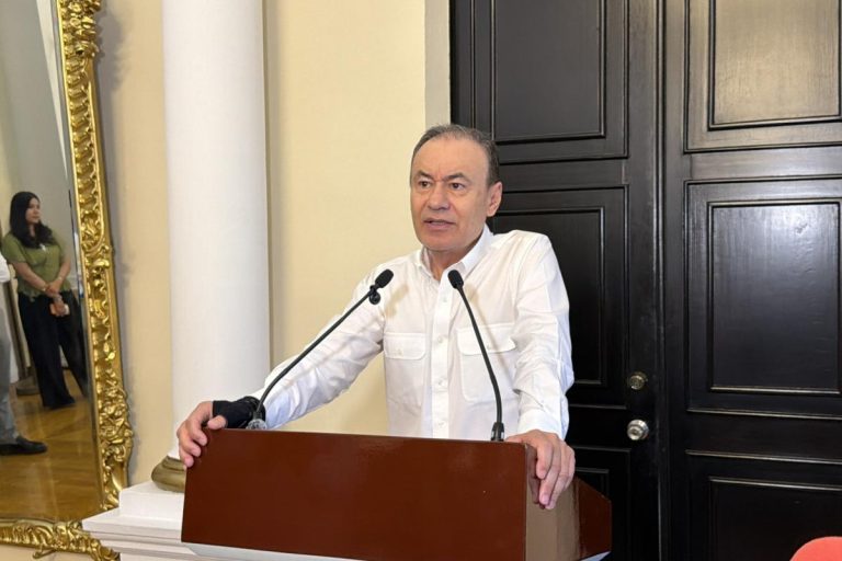 El gobernador de Sonora, Alfonso Durazo Montaño, ofreció precisiones sobre su situación migratoria en conferencia de prensa.