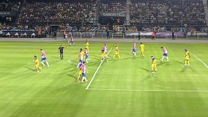 Aficionados locales disfrutan el Duelo de Leyendas en Cancún en las tribunas del Estadio Andrés Quintana Roo.