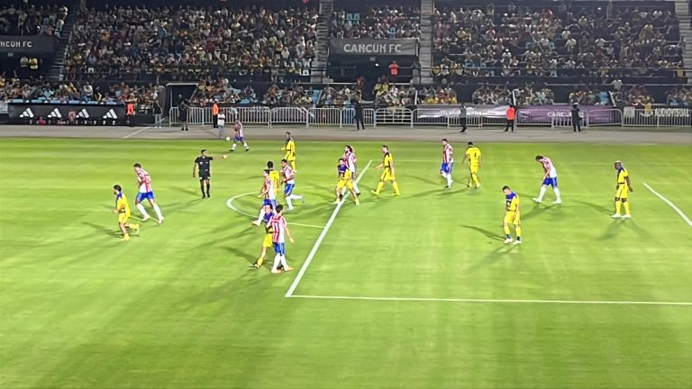 Aficionados locales disfrutan el Duelo de Leyendas en Cancún en las tribunas del Estadio Andrés Quintana Roo.