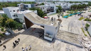 Elementos de emergencia resguardando el área afectada en el Residencial Aqua de Cancún tras el derrumbe de la estructura de concreto.
