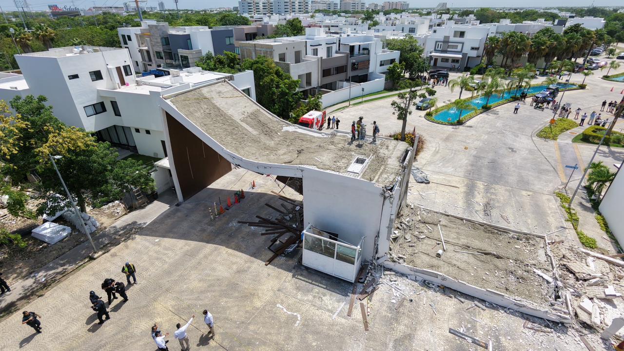 Elementos de emergencia resguardando el área afectada en el Residencial Aqua de Cancún tras el derrumbe de la estructura de concreto.