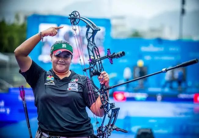 La arquera Andrea Maya Becerra Arizaga muestra su precisión durante la definición de la flecha de desempate por el oro.