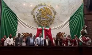 El presidente de la Mesa Directiva utilizó el área del Pleno para realizar la celebración con música de banda.