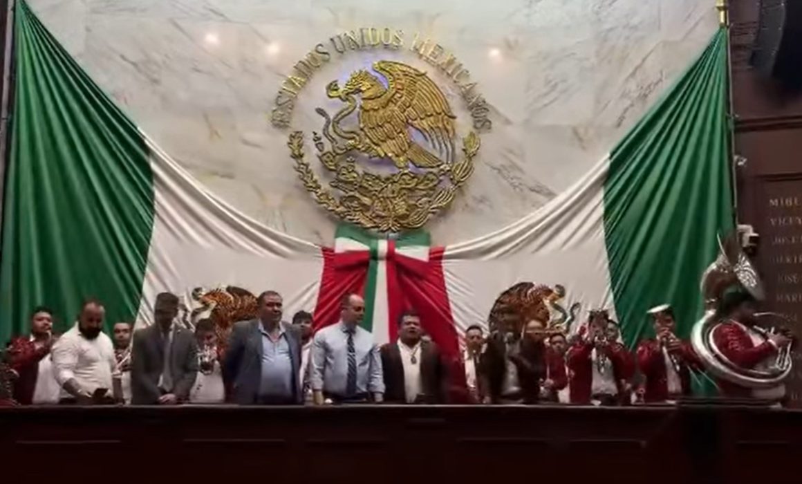El presidente de la Mesa Directiva utilizó el área del Pleno para realizar la celebración con música de banda.