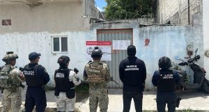 Las fuerzas de seguridad custodiaron las calles durante el cateo realizado en el fraccionamiento Galaxia Guadalupana de Cancún.