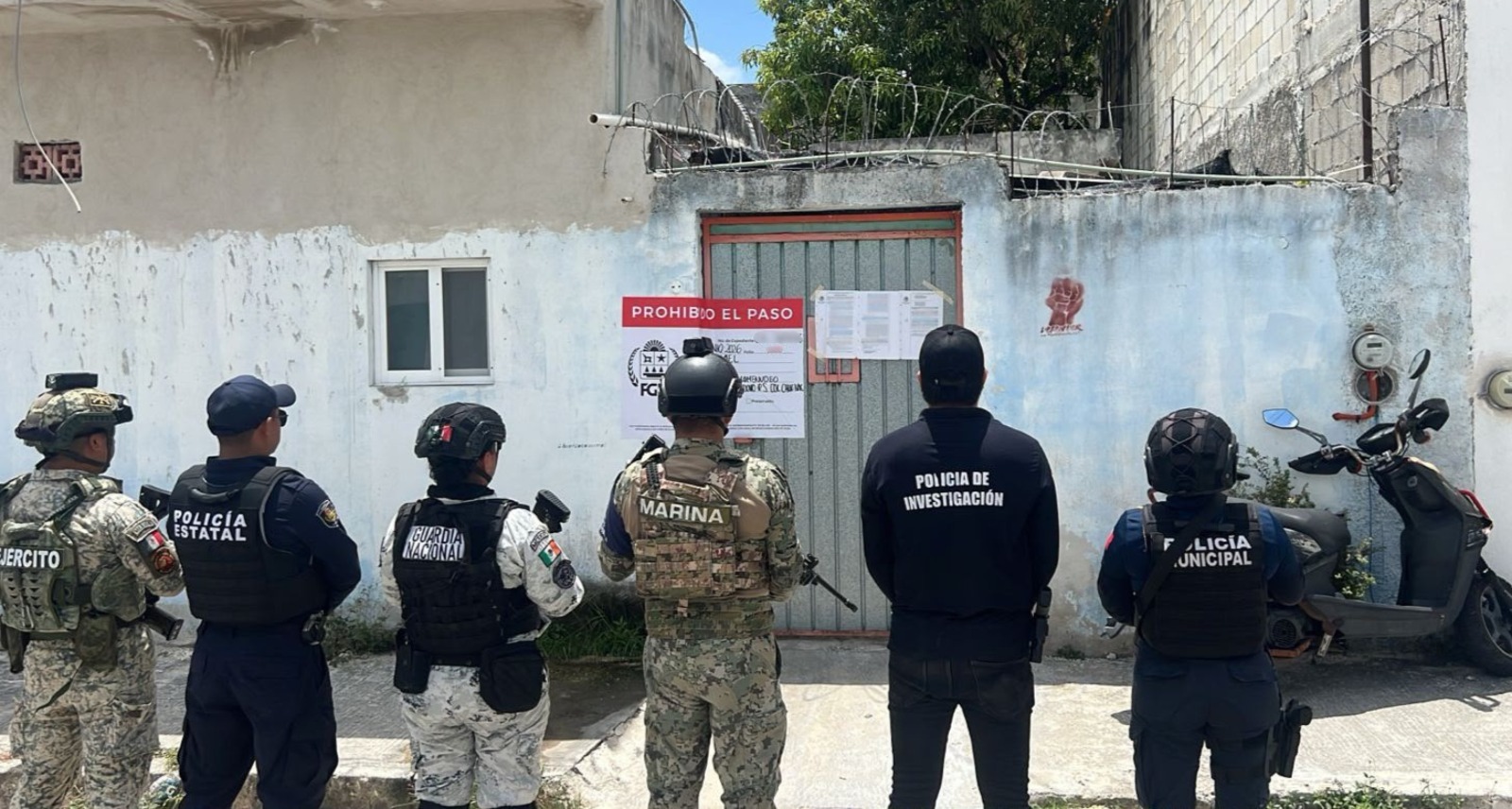 Las fuerzas de seguridad custodiaron las calles durante el cateo realizado en el fraccionamiento Galaxia Guadalupana de Cancún.