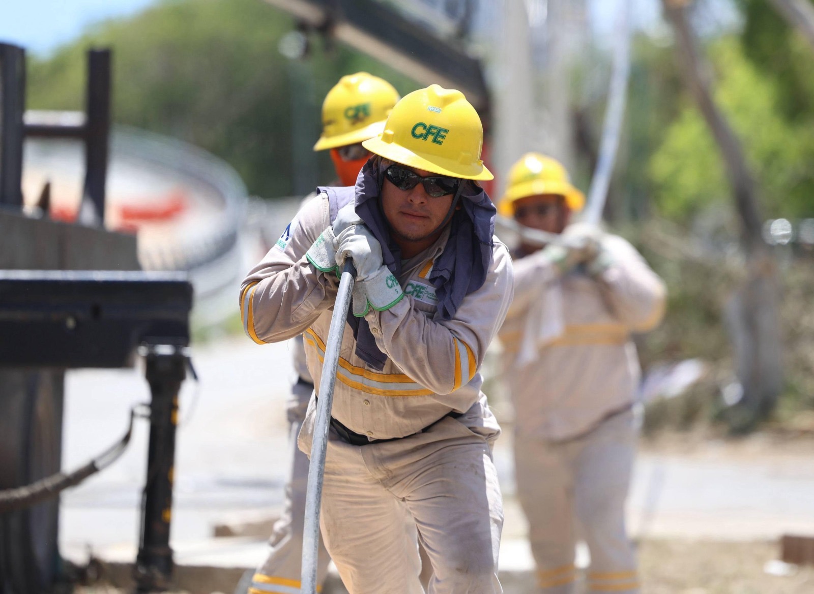 Trabajadores de la Comisión Federal de Electricidad realizarán maniobras de modernización en las líneas de alta tensión de Cancún.