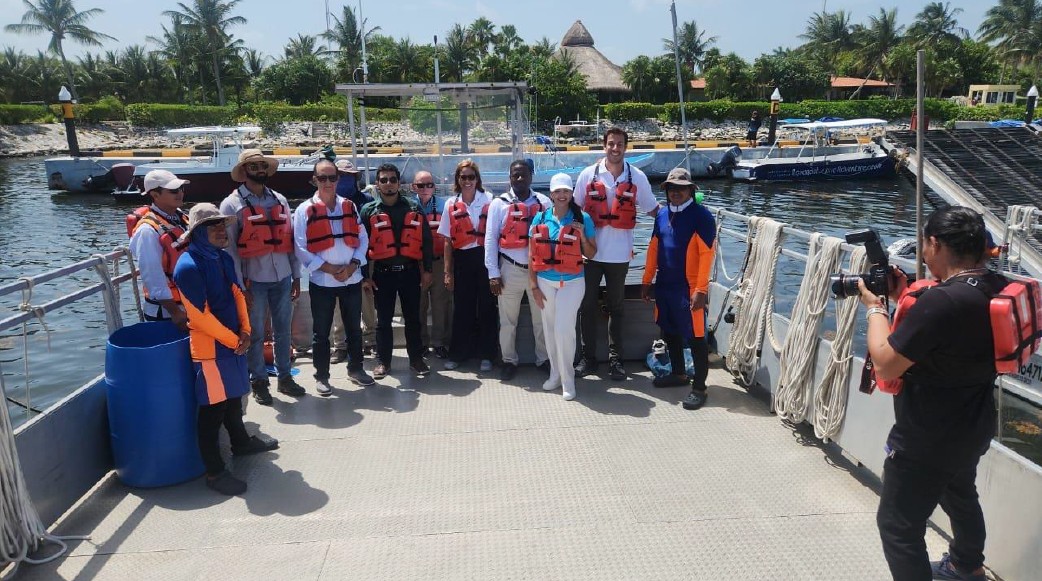 Integrantes de la comitiva internacional durante su recorrido por la planta demostradora de biogás a base de sargazo.