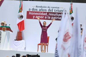 Miles de ciudadanos se reunieron en el Monumento a la Revolución para respaldar la soberanía nacional de México.