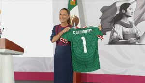 La presidenta Claudia Sheinbaum Pardo saludó a las niñas y niños invitados a la presentación de la nueva estrategia deportiva en el salón Tesorería.