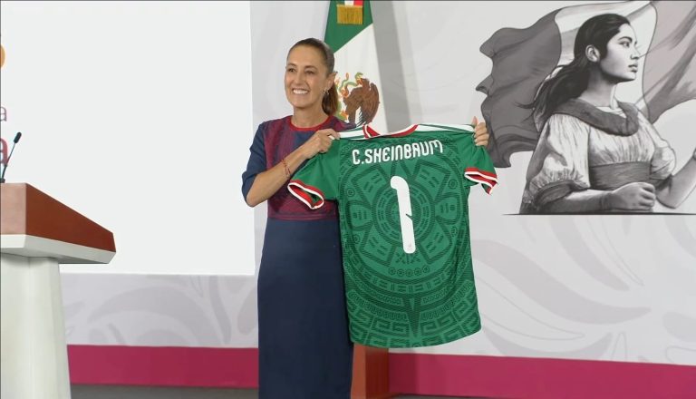 La presidenta Claudia Sheinbaum Pardo saludó a las niñas y niños invitados a la presentación de la nueva estrategia deportiva en el salón Tesorería.