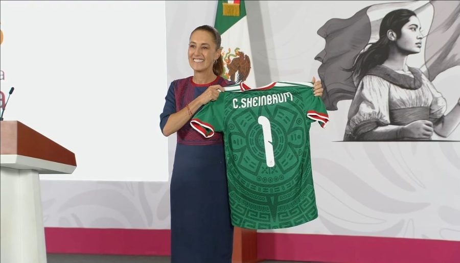 La presidenta Claudia Sheinbaum Pardo saludó a las niñas y niños invitados a la presentación de la nueva estrategia deportiva en el salón Tesorería.