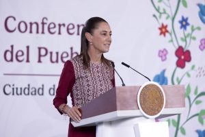 La presidenta Claudia Sheinbaum explica los alcances del nuevo esquema comercial con Cuba desde el atril de Palacio Nacional.