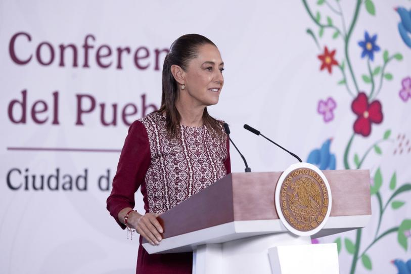 La presidenta Claudia Sheinbaum explica los alcances del nuevo esquema comercial con Cuba desde el atril de Palacio Nacional.