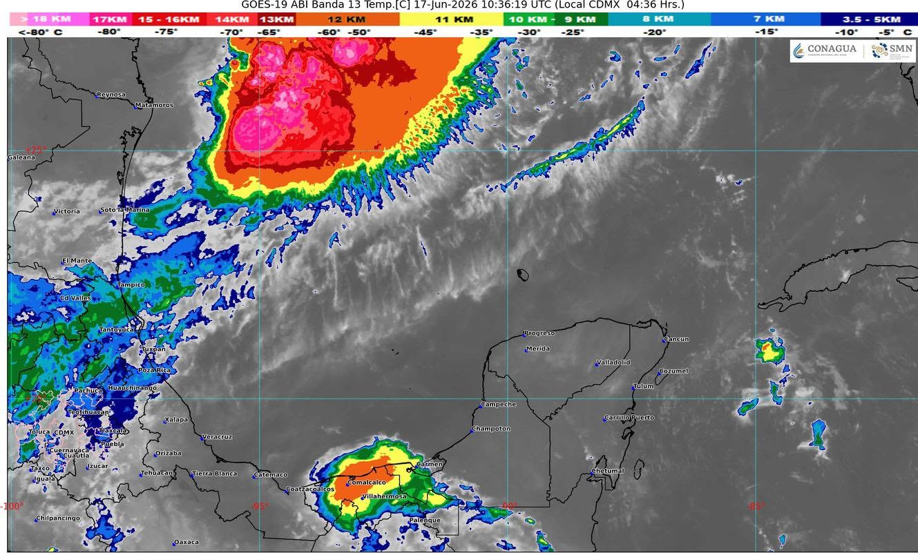 Habitantes y turistas caminan bajo un cielo parcialmente nublado debido a los cambios en el clima en Quintana Roo.