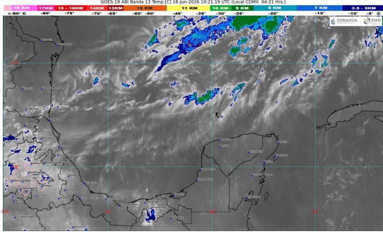 Las costas del estado registran oleaje elevado de hasta ocho pies debido a los fuertes vientos caribeños.