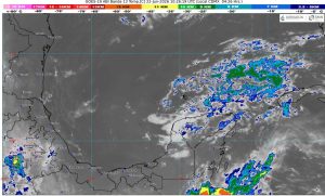 Un cielo parcialmente nublado cubre las playas de Cancún al inicio de la jornada meteorológica.