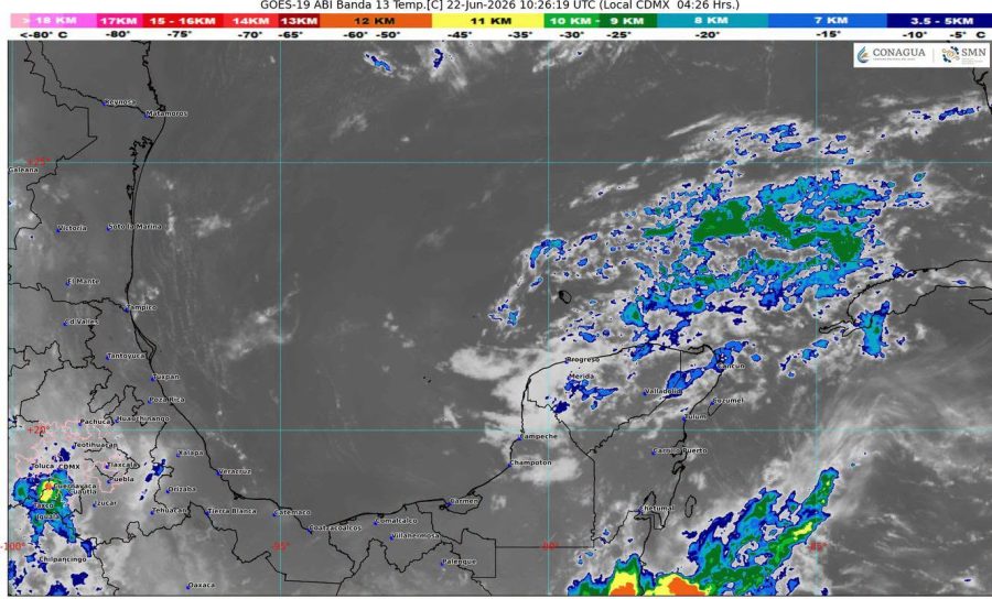 Un cielo parcialmente nublado cubre las playas de Cancún al inicio de la jornada meteorológica.