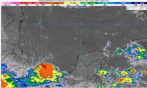 Un canal de baja presión genera nubosidad densa y lluvias dispersas sobre las playas de Quintana Roo.