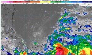 Las lluvias intensas en Quintana Roo causan encharcamientos severos en las principales avenidas de Cancún.