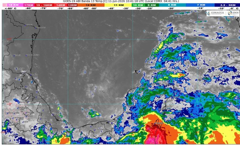 Las lluvias intensas en Quintana Roo causan encharcamientos severos en las principales avenidas de Cancún.
