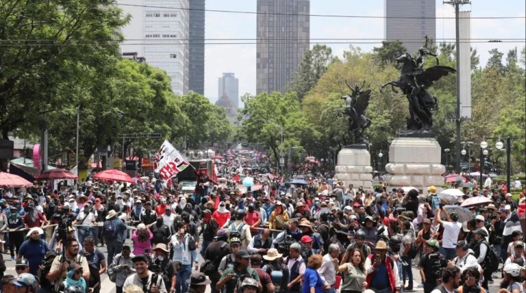 Centenas de maestros pertenecientes a la CNTE instalaron un mitin político sobre los carriles centrales de la avenida Chapultepec.
